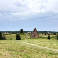 La route passe à travers les ruines de la forteresse