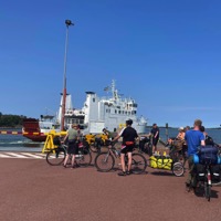 Pyöräilijät odottavat lauttaa Överössä, kuva: Jenni Avéllan-Jansson